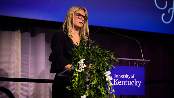 Sarah Sanders accepting her Distinguished Young Alumni award